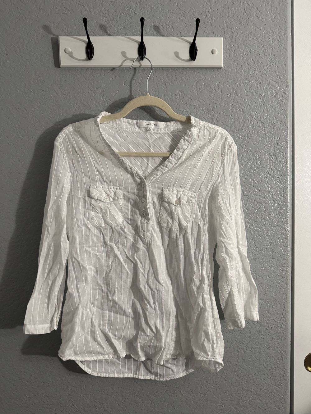Eden & Olivia Lightweight V-Neck Women's Top
